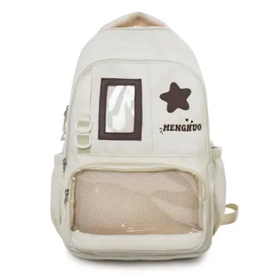 Vue détaillée du sac à dos ita beige avec une grande poche transparente et un patch étoile.