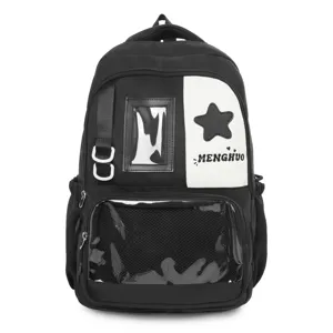 Vue détaillée de la poche transparente avant et du design noir et blanc du sac à dos.
