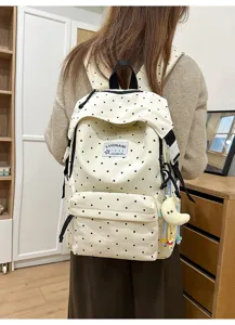 Süßer japanischer Polka Dot Rucksack für Schule und Alltag mit einem niedlichen Anhänger.
