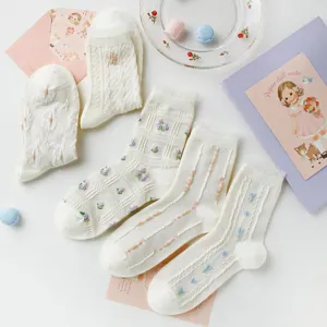 Chaussettes mi-tubes blanches pour femmes jolies broderies florales style princesse Lolita