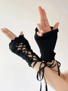 Gants tricotés noirs sans doigts avec détails de laçage en ruban, vue rapprochée.