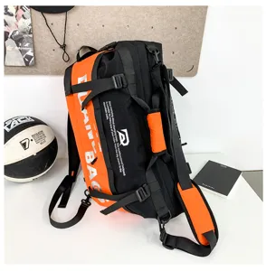 Vue détaillée du sac à dos de sport multifonctionnel color-block, mettant en valeur les sangles.