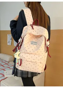 Nahaufnahme des rosa gepunkteten Schulrucksacks, getragen in einem süßen japanischen Stil.