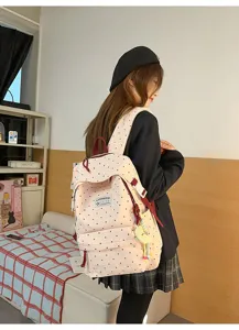 Detailansicht des süßen Pünktchen-Rucksacks am Model, zeigt Stil und den Campus-Alltag.