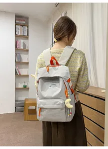 Detailierte Lifestyle-Ansicht des japanischen gepunkteten süßen Schulrucksacks für Mädchen.