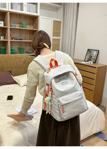 Detailansicht des süßen Polka-Dot-Schulrucksacks im Ins-Stil mit niedlichem Anhänger.