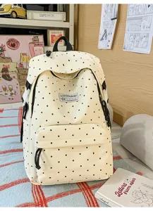 Detailansicht des japanischen Beigefarbenen Rucksacks mit schwarzen Punkten und vorderer Tasche.