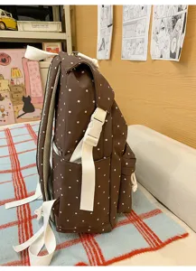 Süßer japanischer Schulrucksack mit Pünktchen, braune Schultasche für Schüler mit weißen Gurten.