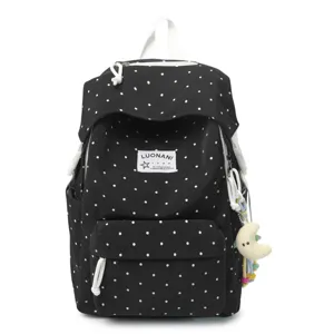 Detailansicht des schwarz-weißen Polka-Dot-Rucksacks mit dem vorderen gewebten Etikett.