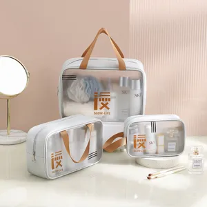 Detailansicht des transparenten PVC Kosmetiktaschen Sets mit wasserdichtem Material und Griffen.