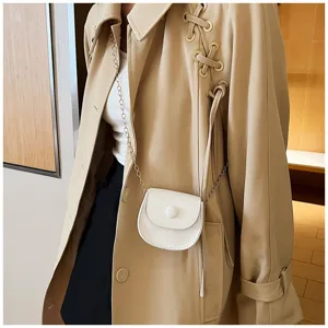Detaillierte Ansicht der kleinen weißen Umhängetasche mit Kette, stilvolles Accessoire.
