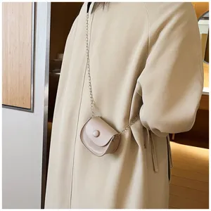 Detailaufnahme der Mini-Umhängetasche mit Kette, einfarbige kleine Satteltasche mit Riemen.