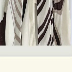 Vue détaillée de tissu plissé avec motif à rayures élégant, texture raffinée et design moderne.