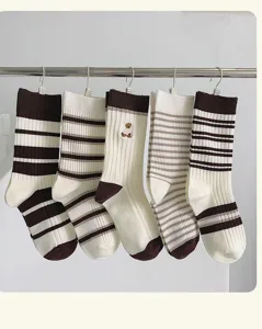 Vue détaillée de chaussettes mi-hautes rayées pour femmes avec broderie ours, marron.