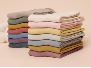 Vue détaillée de chaussettes mi-hautes douillettes en coton pour femmes, pile soignée.