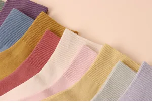 Chaussettes mi-hautes côtelées en coton pour femmes, couleurs variées, confort et vente en gros.