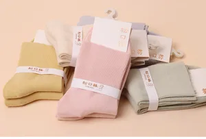 Chaussettes mi-hautes en coton pour femmes, douces, confortables et élastiques sans serrer.