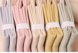Chaussettes mi-hautes en coton pour femmes de couleurs pastel douces et confortables pour automne.