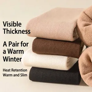 Gros plan de chaussettes thermiques d'hiver épaisses à côtes en tons terre