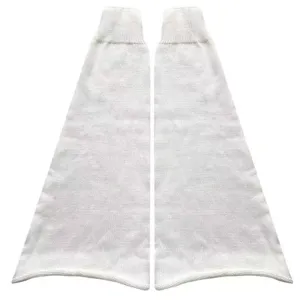 Dettaglio scaldamuscoli in maglia bianca, ideali per outfit in stile giapponese JK e Lolita.