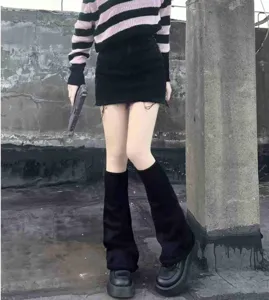Vista dettagliata di scaldamuscoli in maglia nera, perfetti per la moda JK e Lolita.