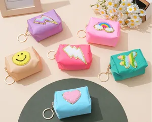 Detailansicht der bunten Mini Frottee Stickerei Plüsch Patch Schlüsselanhänger und Geldbörsen.