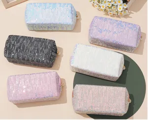Detailansicht der glitzernden Pailletten Kosmetiktasche mit Perlenreißverschluss und Tasche.