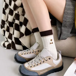 Chaussettes mi-hautes en coton pour femmes avec broderie ours et design rétro pour le quotidien.