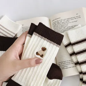 Chaussettes mi-hautes rayées pour femmes avec adorable broderie d'ours, style collège.