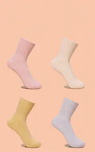 Vue détail chaussettes mi-hautes femme coton peigné doux, haut souple, en quatre coloris unis.