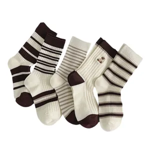 Chaussettes rayées marron pour femmes avec broderie d'ours style collégien automne
