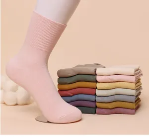 Chaussettes mi-hautes pour femmes en coton peigné avec bord lâche, douces et confortables.