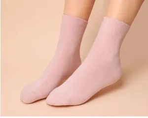 Vue détaillée de chaussettes en coton côtelé rose avec manchette souple et confortable.