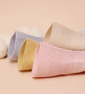 Gros plan détaillé de chaussettes en coton peigné doux avec un haut élastique confortable.