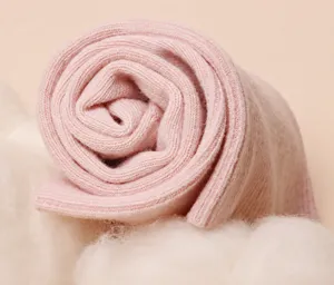 Chaussettes mi-hautes douces pour femmes en coton peigné, design confortable et respirant.
