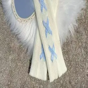Detailaufnahme süßer japanischer JK Strick-Beinwärmer mit blauem Karo-Band Kreuzriemen.