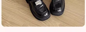 Vue détaillée de mocassins compensés en cuir vernis noir pour femme avec boucle