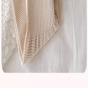 Gros plan sur la texture détaillée des jambières en tricot côtelé doux, tissu confortable.