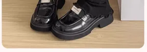 Mocassins noirs à plateforme combinés avec des jambières en tricot pour la mode féminine.