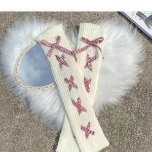 Süße japanische Strick-Beinwärmer mit roten Karomuster Bändern und Kreuz-Schleifen.