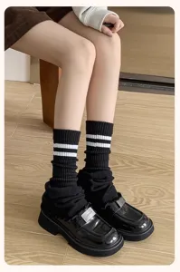 Chaussettes affaissées noires pour femmes à rayures blanches avec mocassins plateforme.