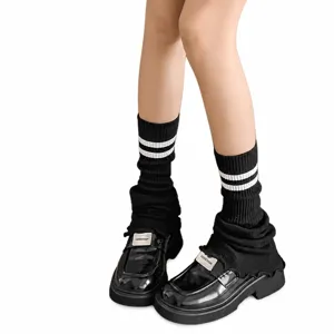 Jambières noires élégantes associées à des chaussettes rayées et chaussures en cuir