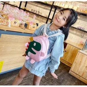 Niedlicher Dinosaurier Kinderrucksack Detailansicht, rosa Kleinkind Schultasche fur Jungen.