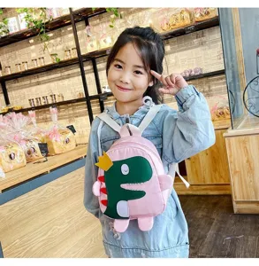 Detailansicht des süßen Dino-Kleinkinderrucksacks in Rosa und Grün für den Kindergarten.