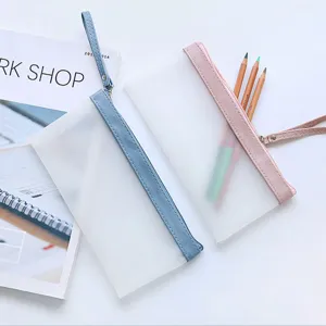 Doorzichtig mat etui met rits en polsbandje voor het opbergen van kantoorartikelen.