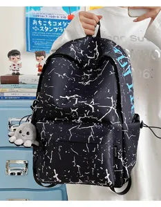 Gros plan sur un sac à dos en nylon noir avec motif craquelé et breloque poulpe