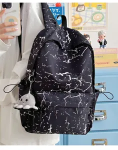 Vue détaillée d'un sac à dos en nylon à motif craquelé noir avec breloque de pieuvre