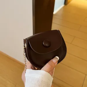 Einfarbige modische kleine Umhängetasche mit Metallkette und Knopfverschluss, süße Münztasche.