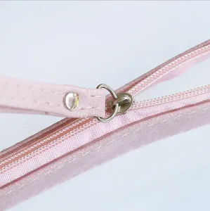 Roze minimalistisch gematteerd rits etui gedetailleerd uitzicht, draagbare kantoorartikelen tas.