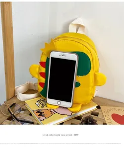Detailansicht des süßen Cartoon-Dinosaurier-Kinderrucksacks aus gelbem Stoff mit tollem Design.